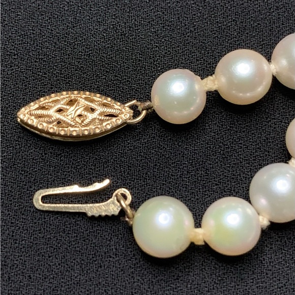 Classic Natural Pearl Necklace with Matching Earring Set - Picture 6 of 11